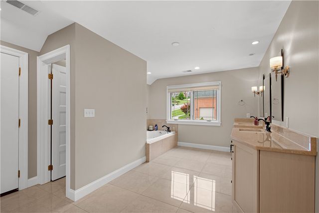 1820 Winchester Dr, Upper St Clair, PA 15241