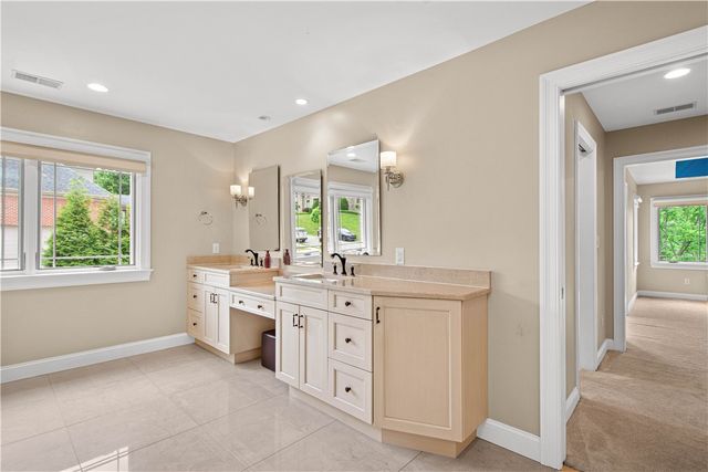 1820 Winchester Dr, Upper St Clair, PA 15241