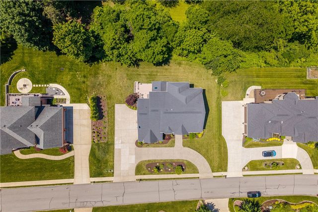 1820 Winchester Dr, Upper St Clair, PA 15241