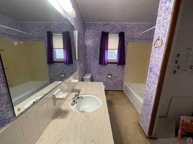 5466 SW 12th Ter Apt 3, Topeka, KS 66604