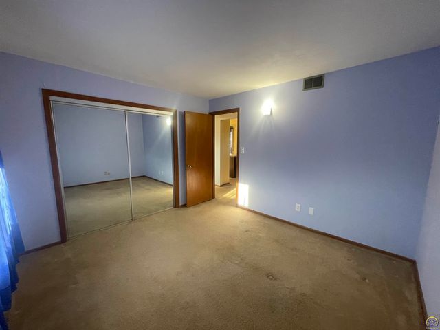 5466 SW 12th Ter Apt 3, Topeka, KS 66604