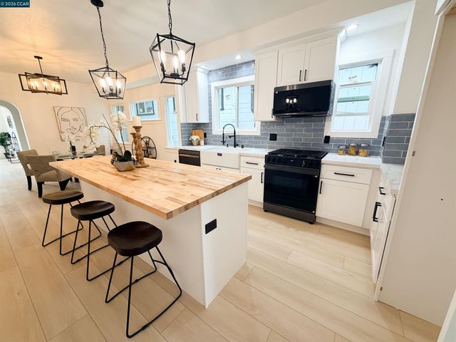 1030 E 21St St, Oakland, CA 94606