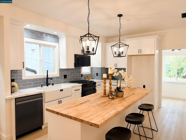 1030 E 21St St, Oakland, CA 94606