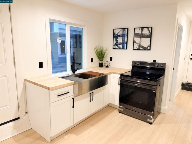 1030 E 21St St, Oakland, CA 94606