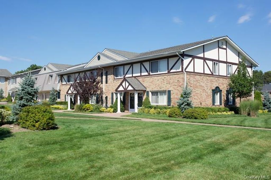 90 Moonlight Walk 90, Holbrook, NY 11741