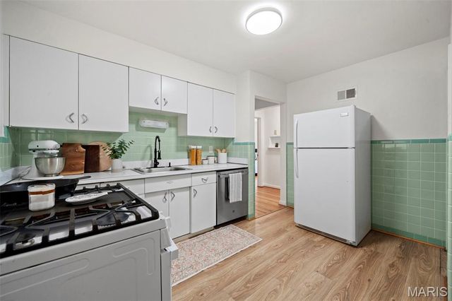 6916 Hampton Avenue, St Louis, MO 63109