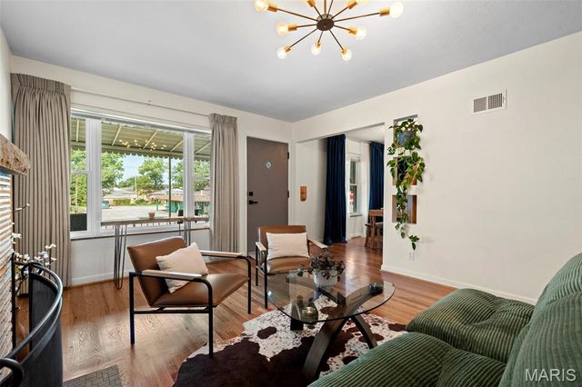 6916 Hampton Avenue, St Louis, MO 63109