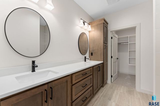 8621 W Shoreline Pl Place, Sioux Falls, SD 57107