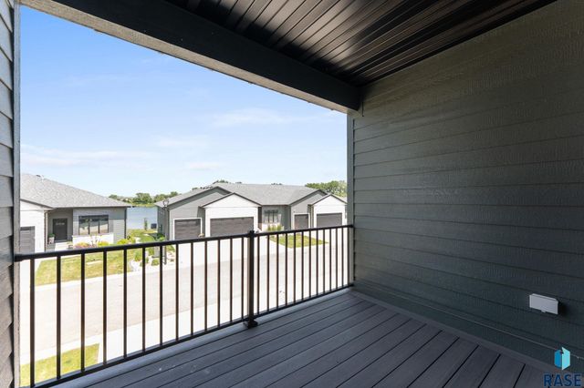 8621 W Shoreline Pl Place, Sioux Falls, SD 57107