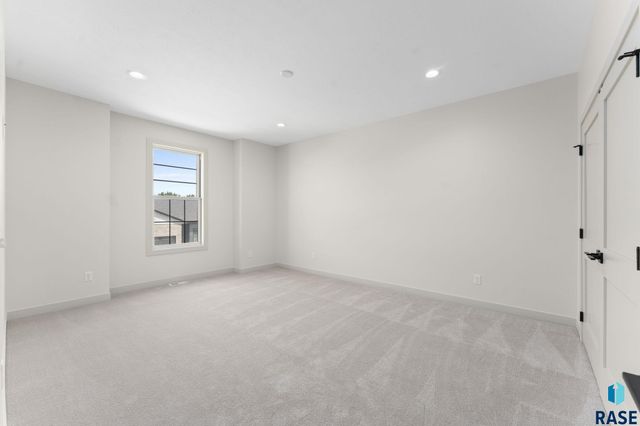 8621 W Shoreline Pl Place, Sioux Falls, SD 57107