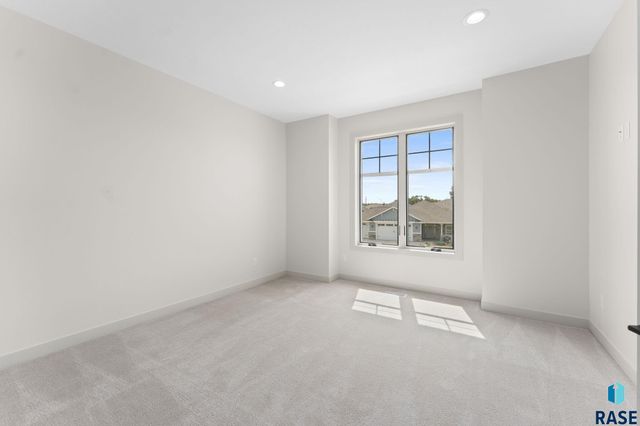 8621 W Shoreline Pl Place, Sioux Falls, SD 57107