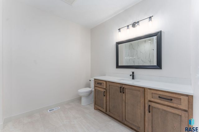 8621 W Shoreline Pl Place, Sioux Falls, SD 57107