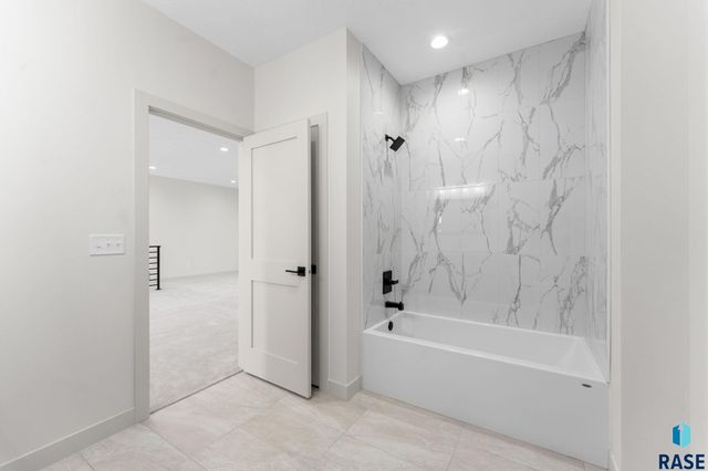 8621 W Shoreline Pl Place, Sioux Falls, SD 57107