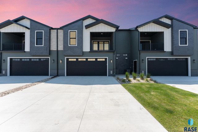 8621 W Shoreline Pl Place, Sioux Falls, SD 57107