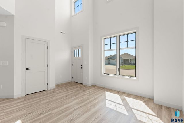 8621 W Shoreline Pl Place, Sioux Falls, SD 57107