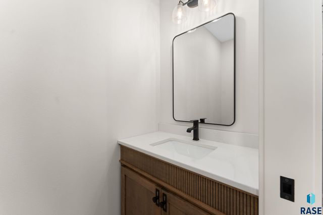 8621 W Shoreline Pl Place, Sioux Falls, SD 57107