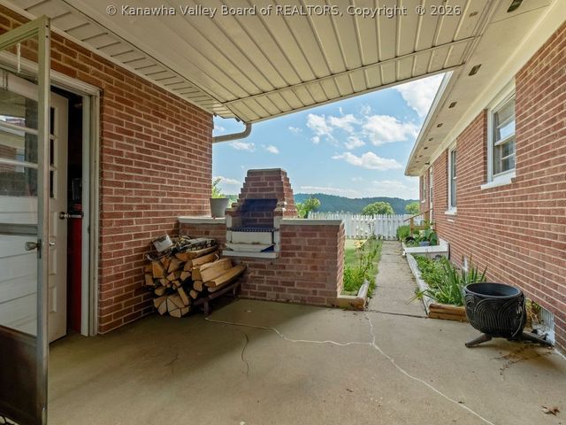 2010 Cameron Lane, Sissonville, WV 25320