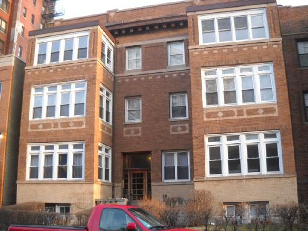 720 W Bittersweet Place 2E, Chicago, IL 60613