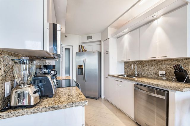 20185 E Country Club Dr 604, Aventura, FL 33180