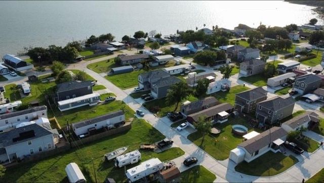 134 Egret Canal S, Baytown, TX 77523