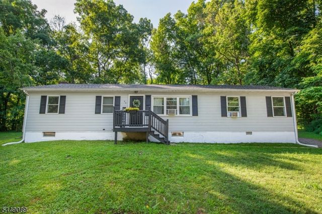 88 Crescent Dr, Hampton Twp., NJ 07860