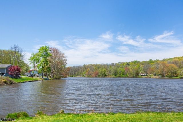88 Crescent Dr, Hampton Twp., NJ 07860