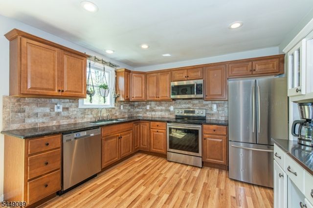 88 Crescent Dr, Hampton Twp., NJ 07860
