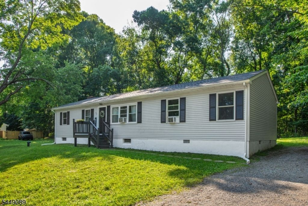 88 Crescent Dr, Hampton Twp., NJ 07860