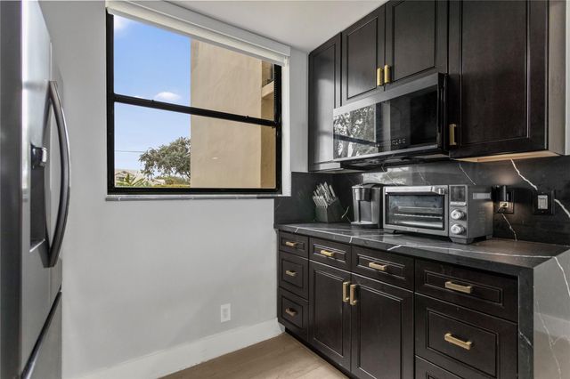 118 Lake Emerald Drive, Oakland Park, FL 33309