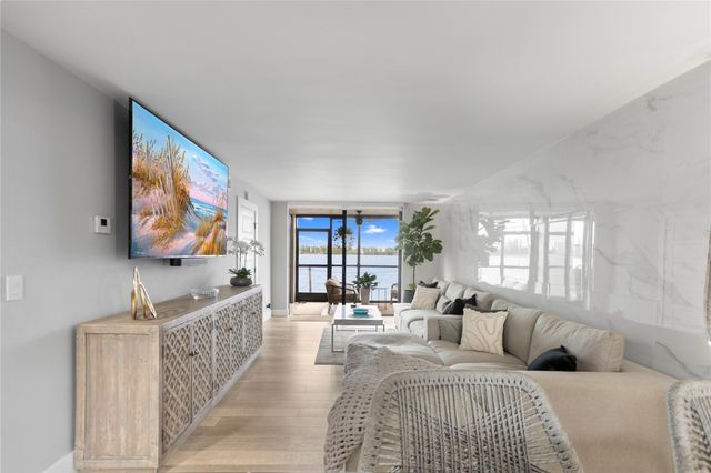 118 Lake Emerald Drive, Oakland Park, FL 33309