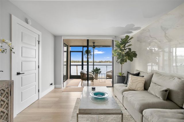 118 Lake Emerald Drive, Oakland Park, FL 33309