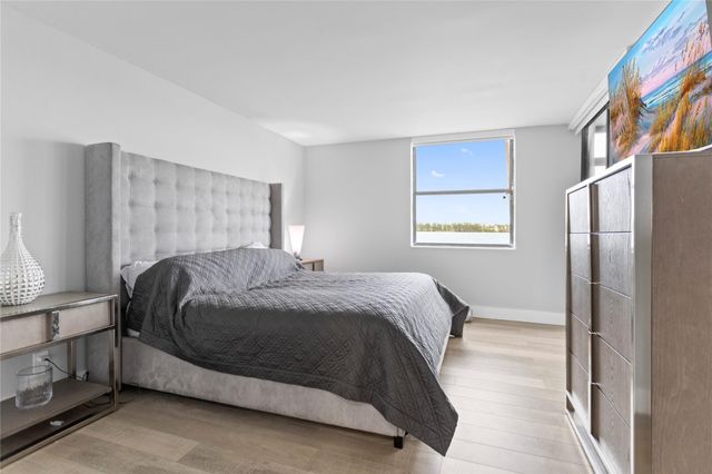 118 Lake Emerald Drive, Oakland Park, FL 33309