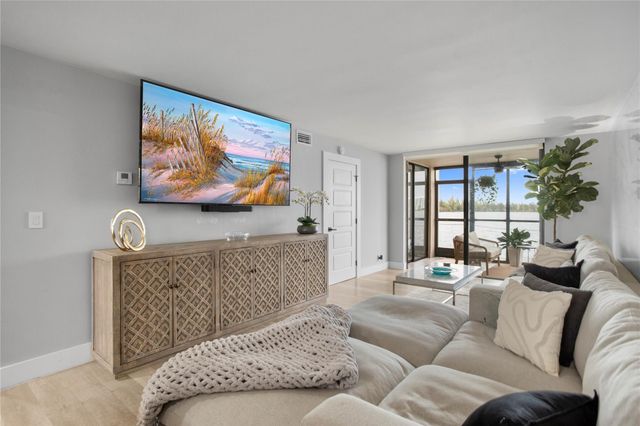 118 Lake Emerald Drive, Oakland Park, FL 33309