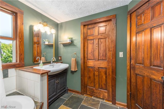 159 Inwood Boulevard, Avon Lake, OH 44012