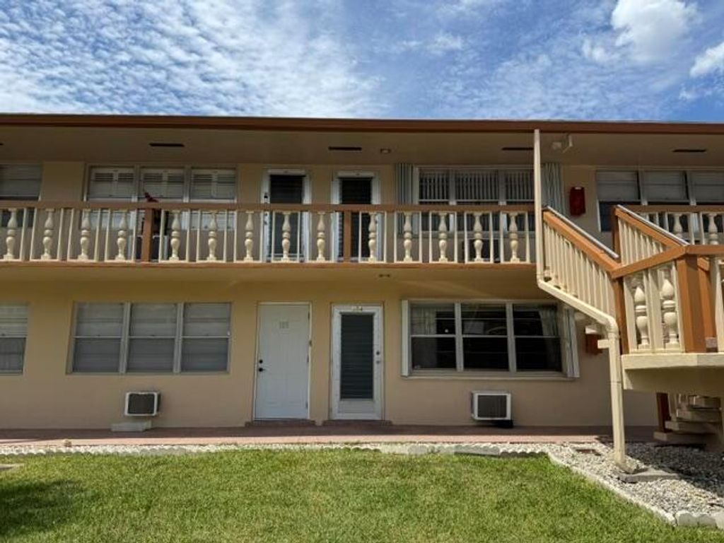 104 Hastings G, West Palm Beach, FL 33417