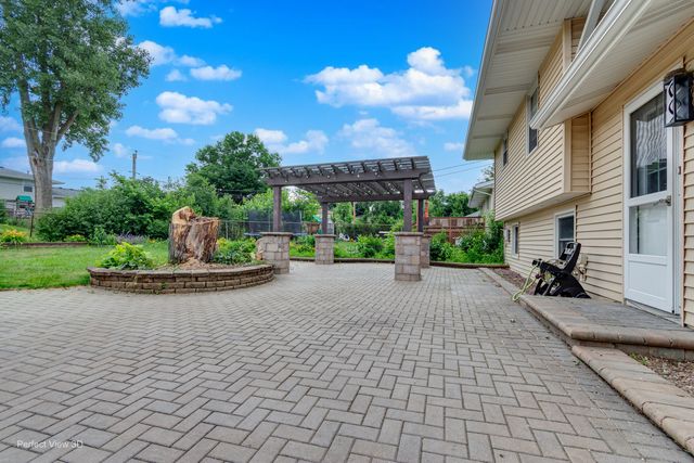 7831 Sprucewood Avenue, Woodridge, IL 60517