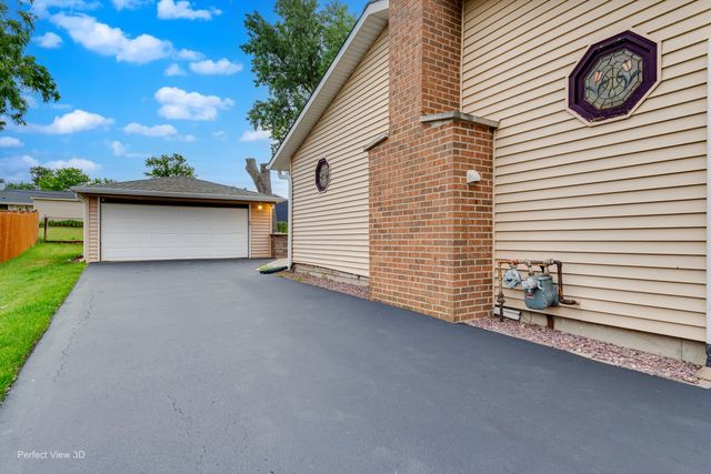 7831 Sprucewood Avenue, Woodridge, IL 60517