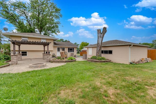 7831 Sprucewood Avenue, Woodridge, IL 60517