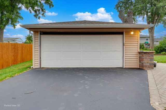 7831 Sprucewood Avenue, Woodridge, IL 60517