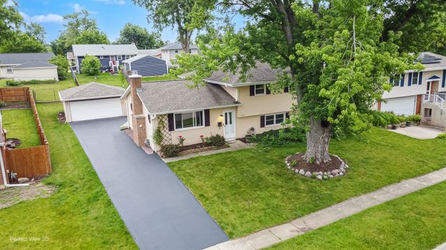 7831 Sprucewood Avenue, Woodridge, IL 60517