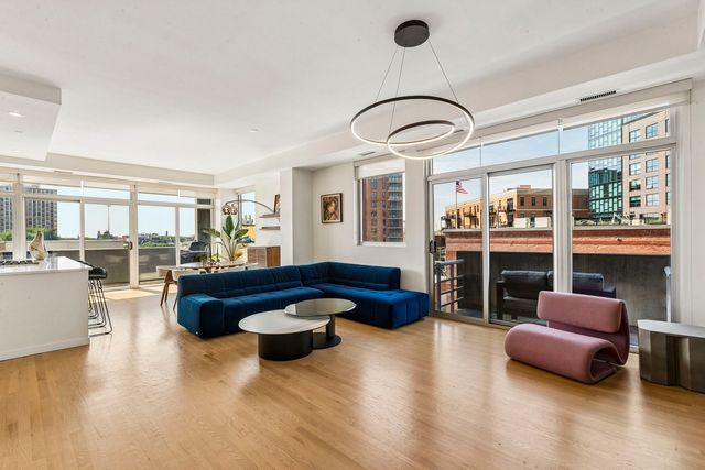 1035 W HURON Street 504, Chicago, IL 60642