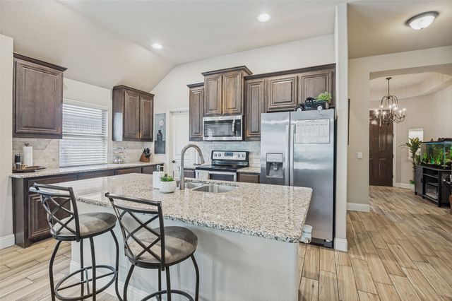 516 Lakeview Drive, Alvarado, TX 76009