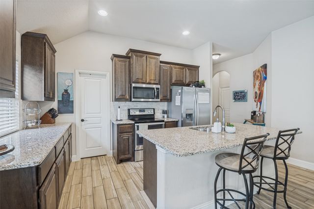 516 Lakeview Drive, Alvarado, TX 76009