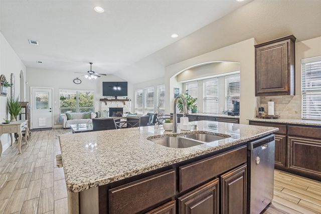 516 Lakeview Drive, Alvarado, TX 76009