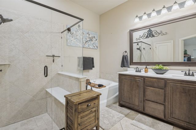 516 Lakeview Drive, Alvarado, TX 76009
