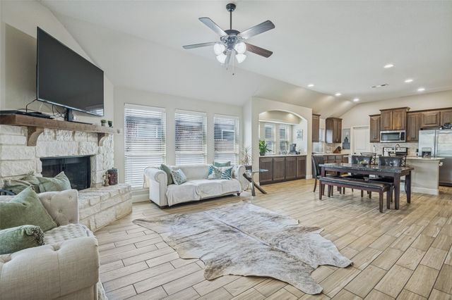 516 Lakeview Drive, Alvarado, TX 76009