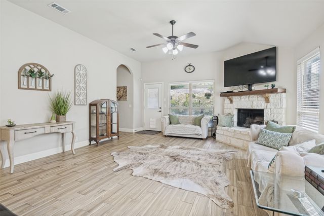 516 Lakeview Drive, Alvarado, TX 76009