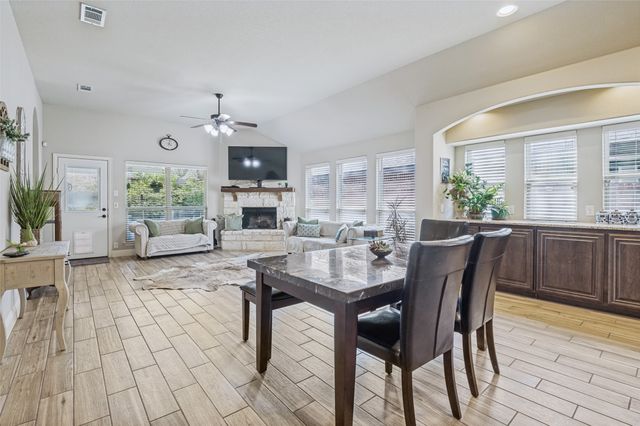 516 Lakeview Drive, Alvarado, TX 76009