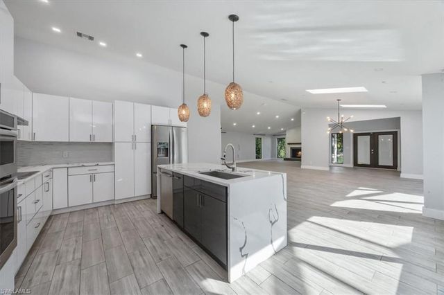 6161 Waxmyrtle WAY, Naples, FL 34109