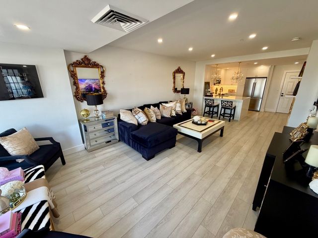 10 Seaport Dr 2617, Quincy, MA 02171